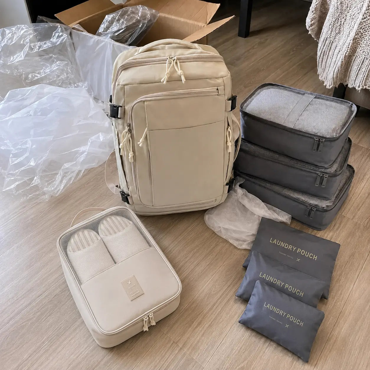 ערכת הטיסות JetSet מוצגת לאחר קבלת המשלוח ופתיחת החבילה